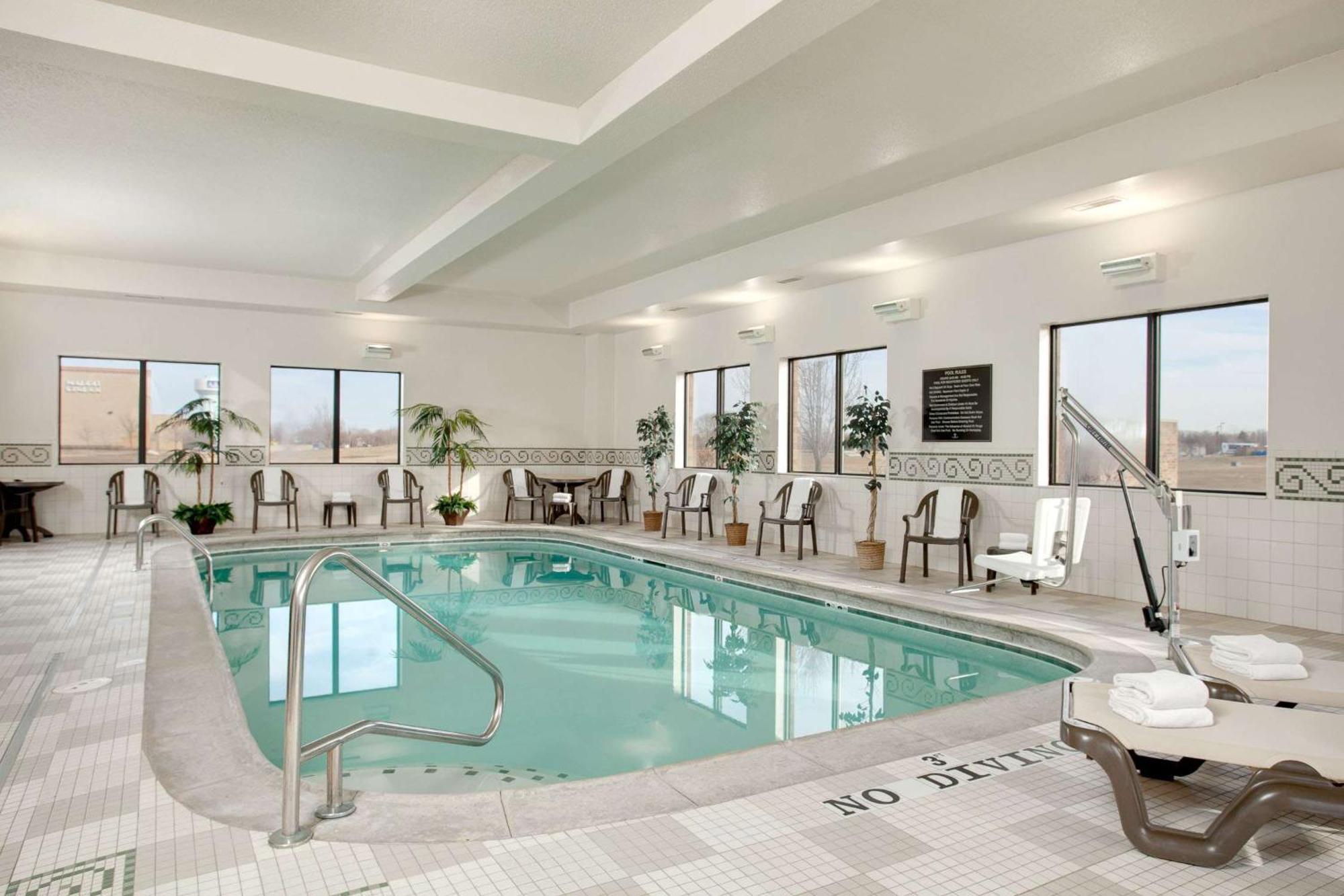 Hampton Inn & Suites Addison Esterno foto